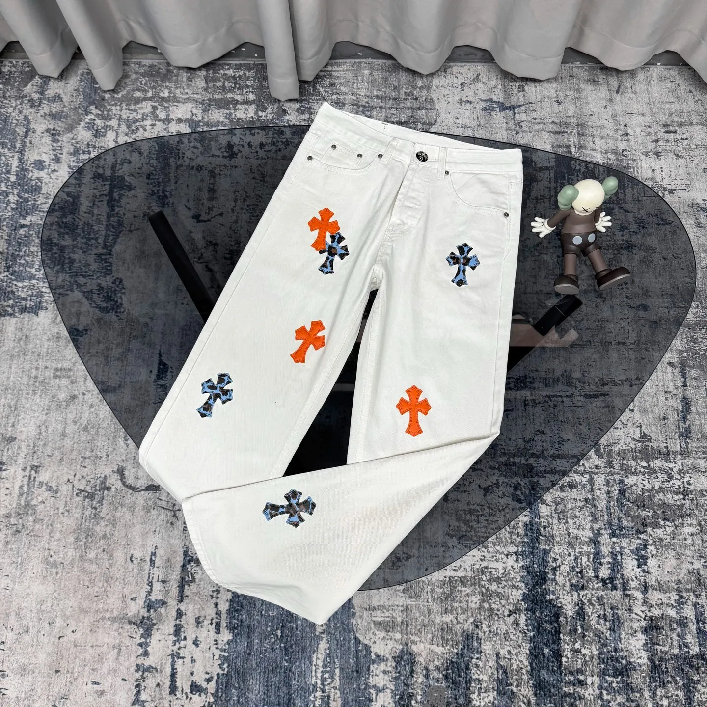 P250 Chrome Hearts｜Chrome Hearts 2025 New Orange Blue Leopard Print Cross Patch Leather Couple Style Washed Loose Jeans. Styles with different wash textures are very friendly to people with thin legs and thick legs. The straight and loose version is very flattering to the moderate length of the legs that will never go out of style. They can be matched easily and casually. They are the basis for various styles of styling and are a must-have in the wardrobe! The fabric is stiff but also makes the upper body soft without losing texture. The washing process is even more perfect. It is a must-have item for everyone! ! ! Color: white Size: 28/30/32/34 Waist: 71/76/81/86 Pants length: 98/100/102/104